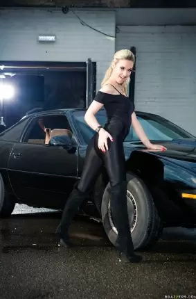 Images 3 - Обнаженная блондиночка позирует возле черного автомобиля 