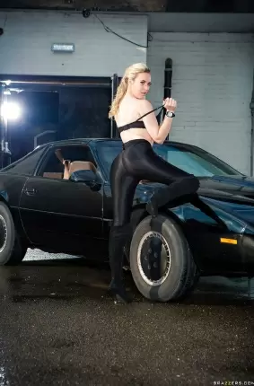Images 4 - Обнаженная блондиночка позирует возле черного автомобиля 
