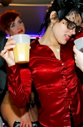 Images 10 - На вечеринке пьяных девушек раскрутили на групповую оргию 