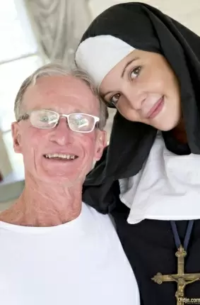 Images 6 - Обворожительная монахиня насаживается выбритой дыркой на член старика 