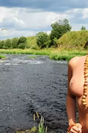 Images 3 - Красивая блондинка на берегу реки 