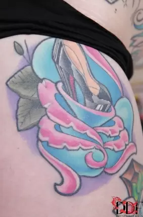 Images 11 - Сексуальная татуированная чертовка с большими круглыми сиськами 