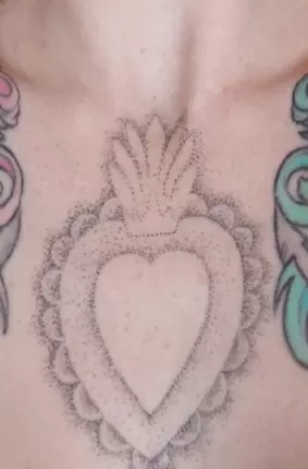 Images 10 - Сексуальная татуированная чертовка с большими круглыми сиськами 
