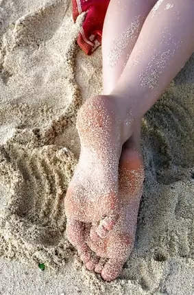 Images 12 - Азиатская девушка оголила свое стройное тельце на берегу моря 