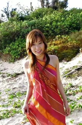 Images 13 - Азиатская девушка оголила свое стройное тельце на берегу моря 