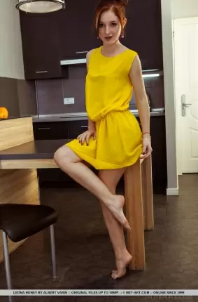 Images 3 - Красотка сняла желтое платье и продемонстрировала все свои прелести 