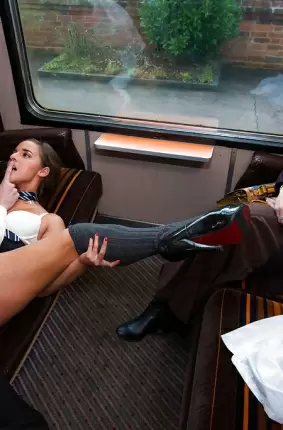 Images 11 - Сексапильная красотка в поезде трахнулась с парнем 