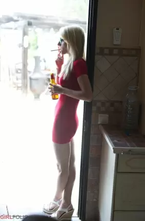 Images 12 - Худенькая блондинка без нижнего белья курит сигарету 