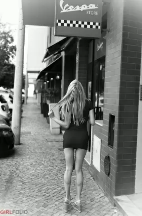 Images 2 - Худенькая блондинка без нижнего белья курит сигарету 
