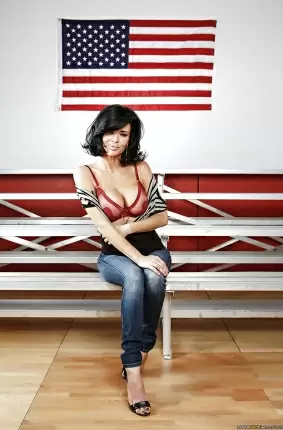 Images 4 - Американская звезда показала сексуальное нижнее белье 