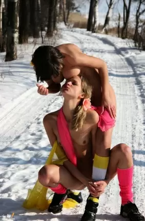 Images 1 - Зимние забавы двух голых подруг 