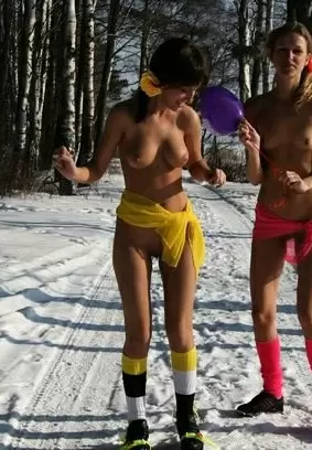 Images 2 - Зимние забавы двух голых подруг 