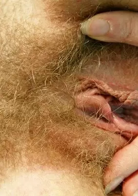 Images 15 - Брюнетка с очень волосатой вагиной задирает ножку 