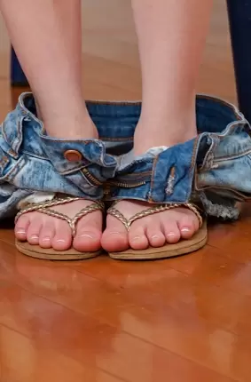 Images 5 - Обнаженная молодушка облизывает пальчики на ножках 