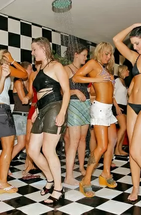 Images 5 - Вечеринка с раскрепощенными девушками превратилась в групповушку 
