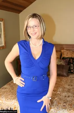 Images 3 - Шлюшка в синем платье показывает эротическое шоу 