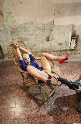 Images 10 - Крепко связанную блондинку трахает секс машина между ног 