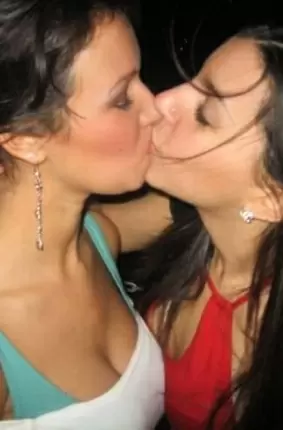 Images 23 - Девчонки целуются и не только (27 фото) 