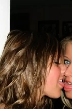 Images 1 - Девчонки целуются и не только (27 фото) 