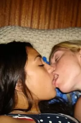 Images 21 - Девчонки целуются и не только (27 фото) 