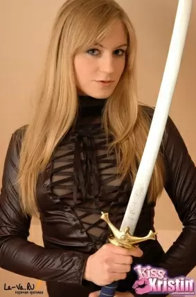Images 3 - Блондинка с мечом в руках 