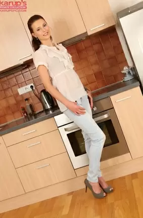 Images 1 - Худая сучка с длинными ножками позирует дома на кухне 