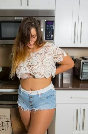 Images 6 - Потаскуха показала большие сиськи и аппетитную задницу на кухне 