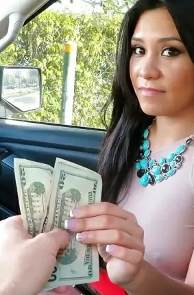 Images 6 - Латинская красотка демонстрирует выбритую киску за деньги 