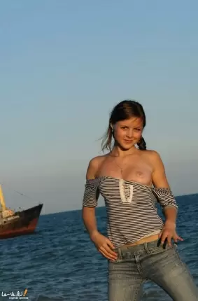 Images 2 - Морячка Ирина теребит руками пизду 