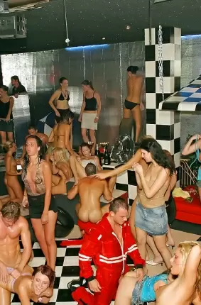 Images 5 - Пьяные телки расслабились на вечеринке в клубе 