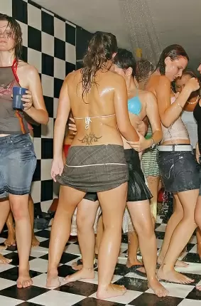 Images 14 - Пьяные телки расслабились на вечеринке в клубе 