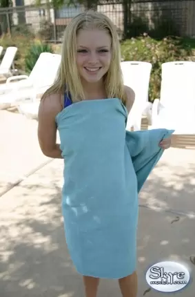 Images 12 - Совершеннолетняя симпатичная девушка в синем купальнике 