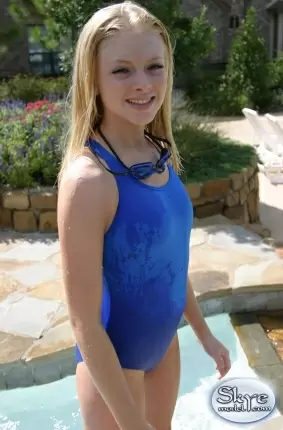 Images 8 - Совершеннолетняя симпатичная девушка в синем купальнике 
