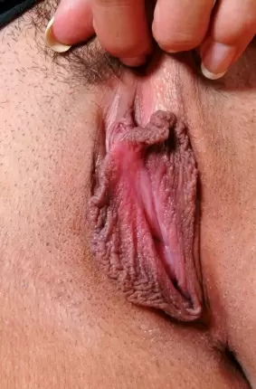 Images 9 - Девушка увлеченно заигрывает с растягиванием половых губ 