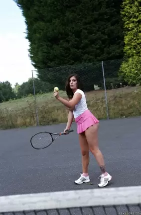 Images 8 - Сиськастая теннисистка кончает во время тренировки 