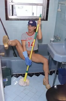 Images 36 - Голая жена возбудилась во время уборки в ванной комнате 