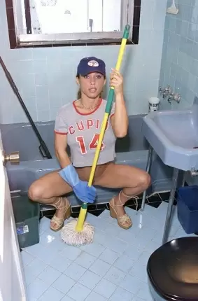 Images 39 - Голая жена возбудилась во время уборки в ванной комнате 