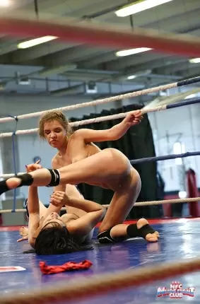 Images 11 - Девушки удовлетворили друг дружку на ринге 