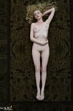 Images 6 - Обаятельная блондиночка позирует голая на ковре 