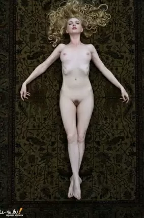 Images 4 - Обаятельная блондиночка позирует голая на ковре 