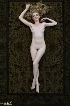 Images 10 - Обаятельная блондиночка позирует голая на ковре 