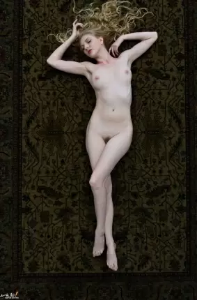 Images 11 - Обаятельная блондиночка позирует голая на ковре 