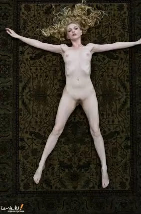 Images 9 - Обаятельная блондиночка позирует голая на ковре 