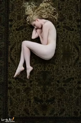 Images 7 - Обаятельная блондиночка позирует голая на ковре 