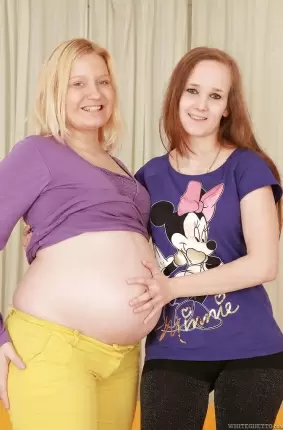 Images 1 - Беременная Джессика и Николь мастурбируют резиновым фаллоимитатором 