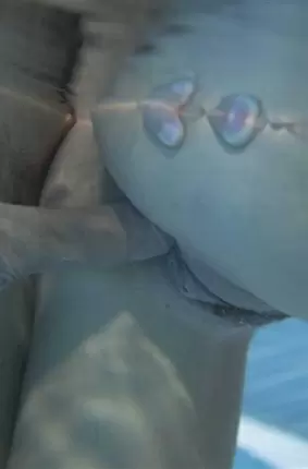 Images 3 - Жгучая самка с силиконовыми сиськами отдалась у бассейна 