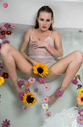 Images 15 - Утонченная русая красотка ласкает себя в ванной 