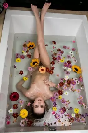 Images 20 - Утонченная русая красотка ласкает себя в ванной 