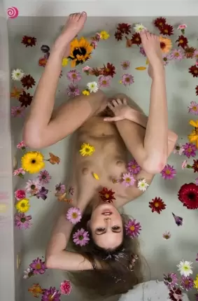 Images 8 - Утонченная русая красотка ласкает себя в ванной 