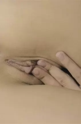 Images 6 - Изящная красотка мастурбирует в постели 